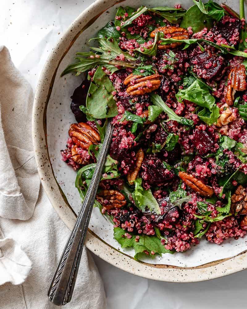 **Gerösteter Rote Bete und Quinoa Salat** 13 Fertig angerichteter Rote Bete Quinoa Salat auf einem Teller