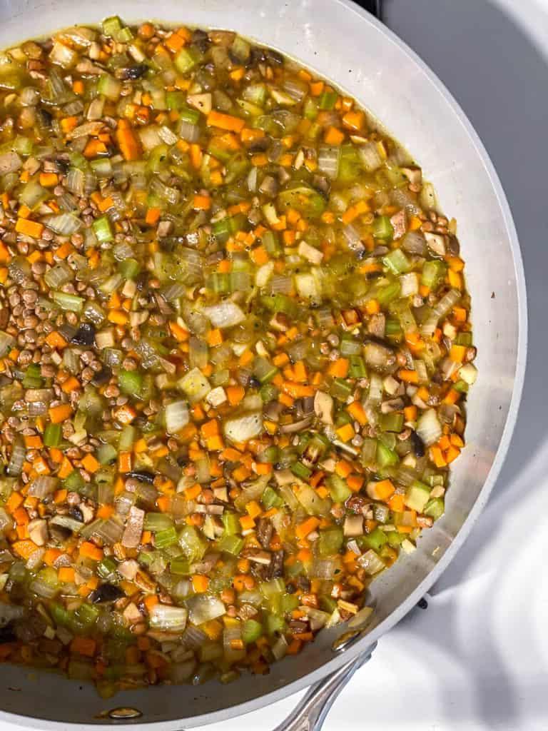 Veganer Linsen-Hirtenkuchen 13 Prozessaufnahme: Die Linsen-Gemüse-Mischung kocht und köchelt in der Pfanne