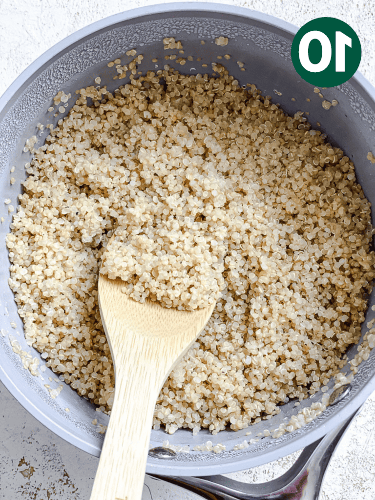 Arbeitsschritt: Quinoa wird in Schüssel gerührt