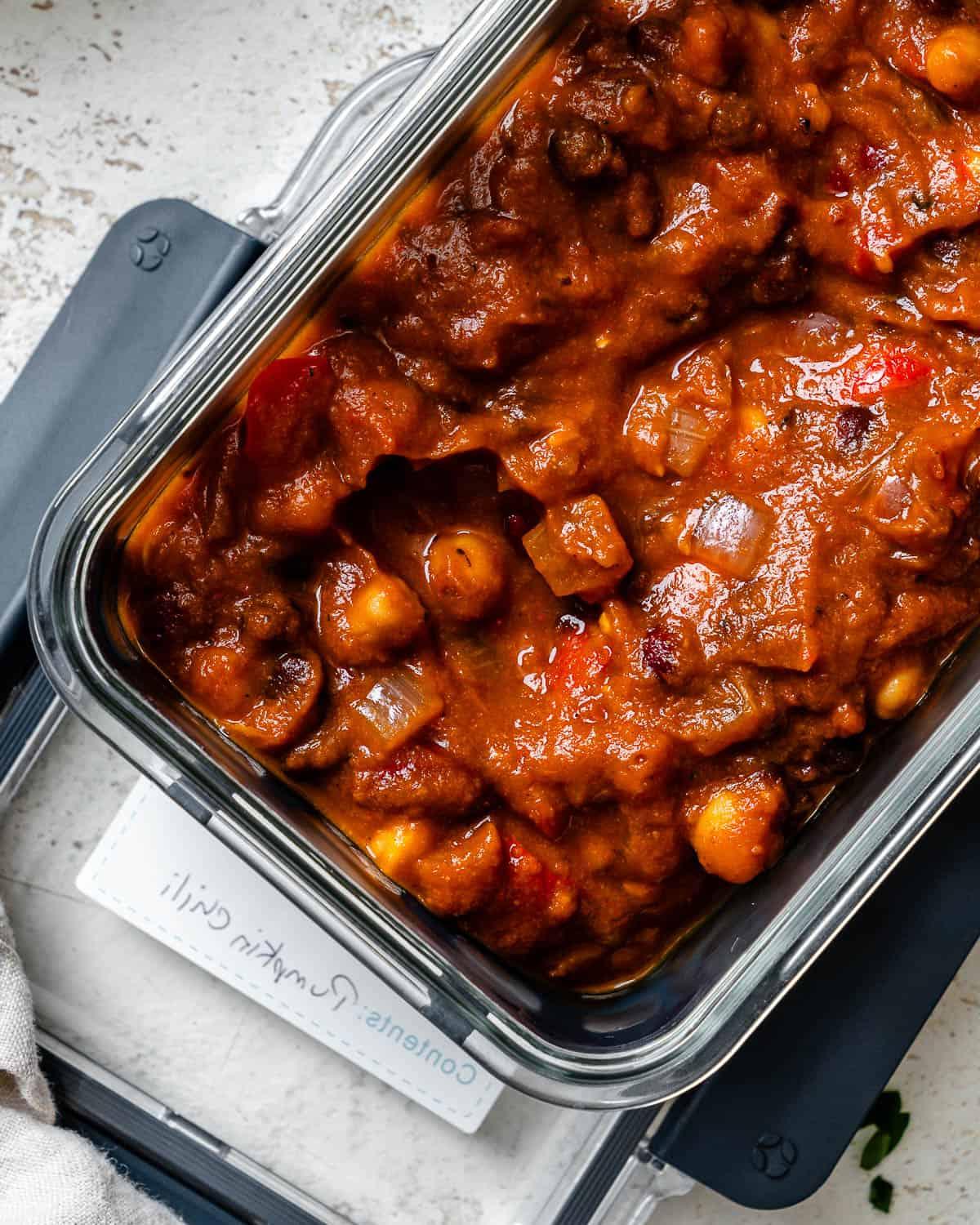 fertiges Veganes Kürbis-Chili [Herd + Slow Cooker] auf einer weißen Oberfläche