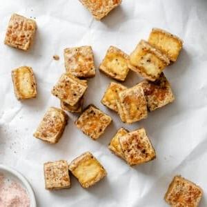 Knuspriger Gebackener Tofu 13 Fertiger knuspriger Back-Tofu auf weißer Oberfläche