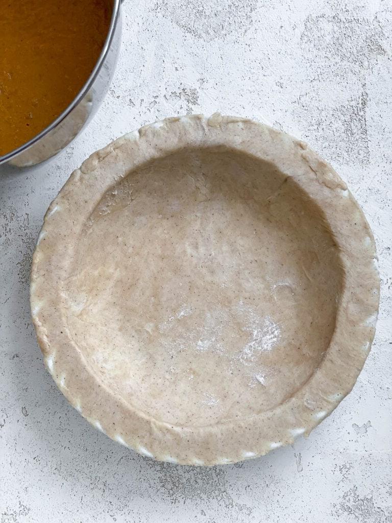 Veganer Süßkartoffelkuchen 13 Kuchenboden auf weißer Oberfläche