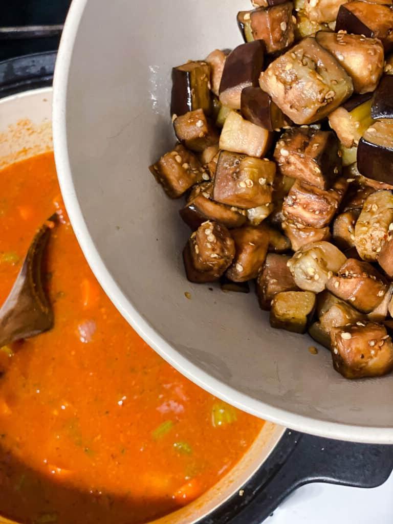 Prozessaufnahme: Aubergine in den Topf geben