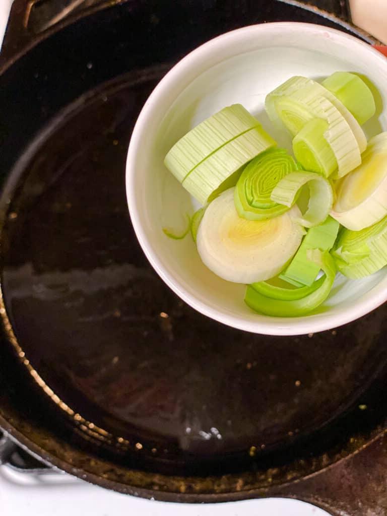 Gesunde Quinoa Gemüse-Bowl 13 Verarbeitungsschritt: Lauch in Pfanne geben
