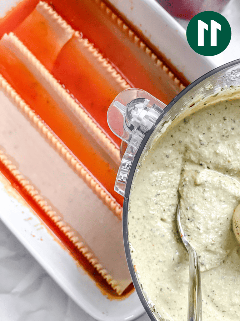 Vegane Auberginenlasagne 14 Zubereitungsschritt: Ricotta zur Backform hinzugefügt