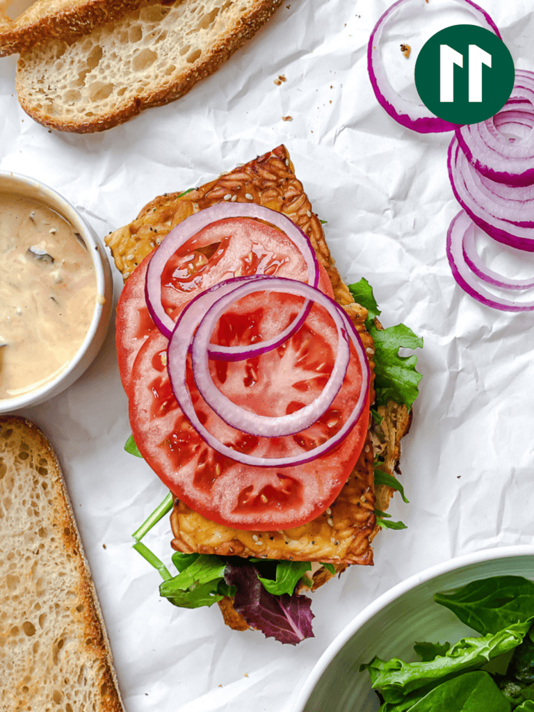 Tempeh-Sandwich 14 Zubereitungsschritt: Beläge zum Sandwich hinzufügen