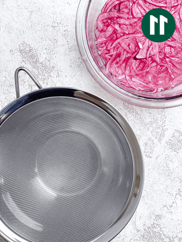 Arbeitsschritt: Zwiebelmischung neben Quinoa