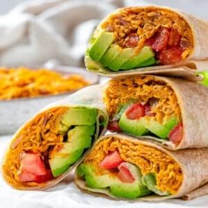 Süßkartoffel-Burritos 14 Fertig gestapelte Süßkartoffel Burritos vor hellem Hintergrund