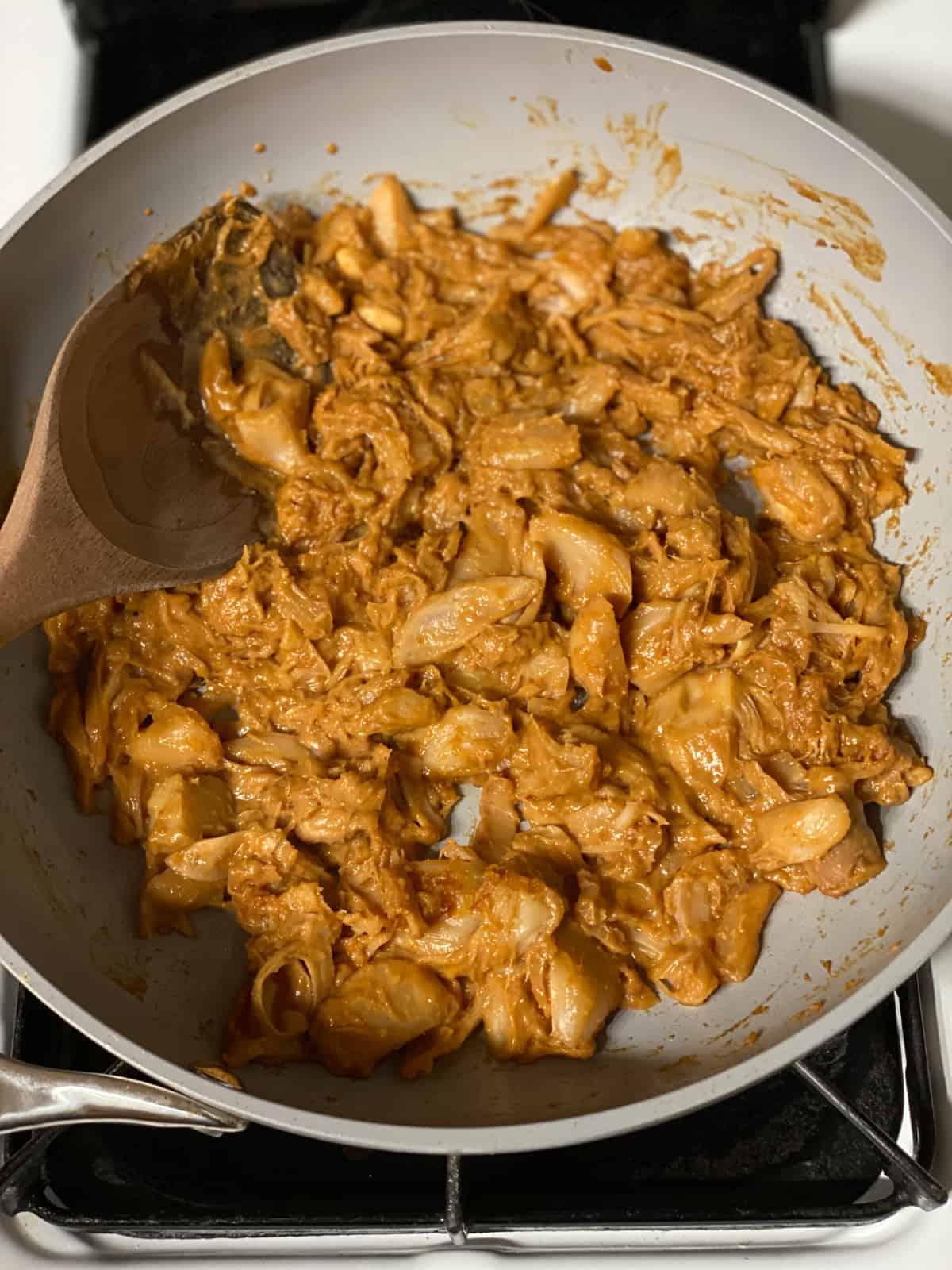 Jackfrucht-Salatwickel 14 Zubereitungsschritt: Jackfrucht-Mischung mit Sauce in der Pfanne vermischen
