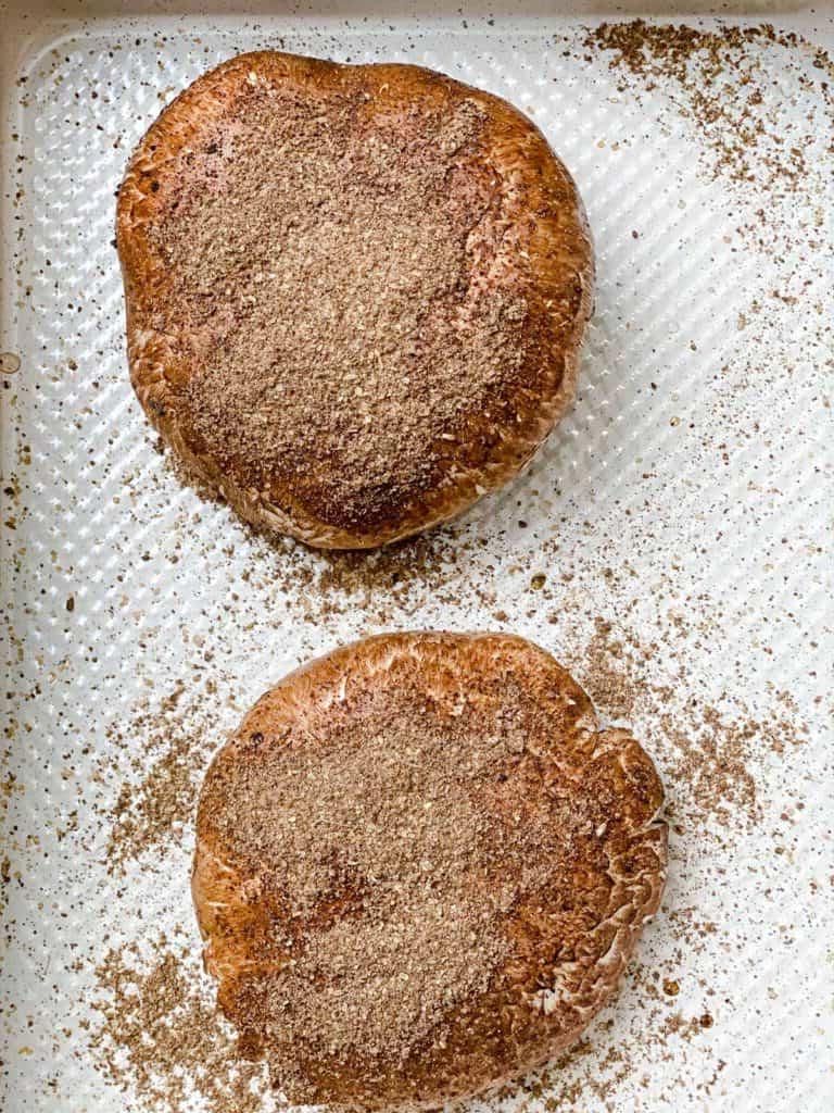 Portobello-Pilz-Sandwich mit Kaffee-Rub 14 Zwei gewürzte Portobello-Pilze