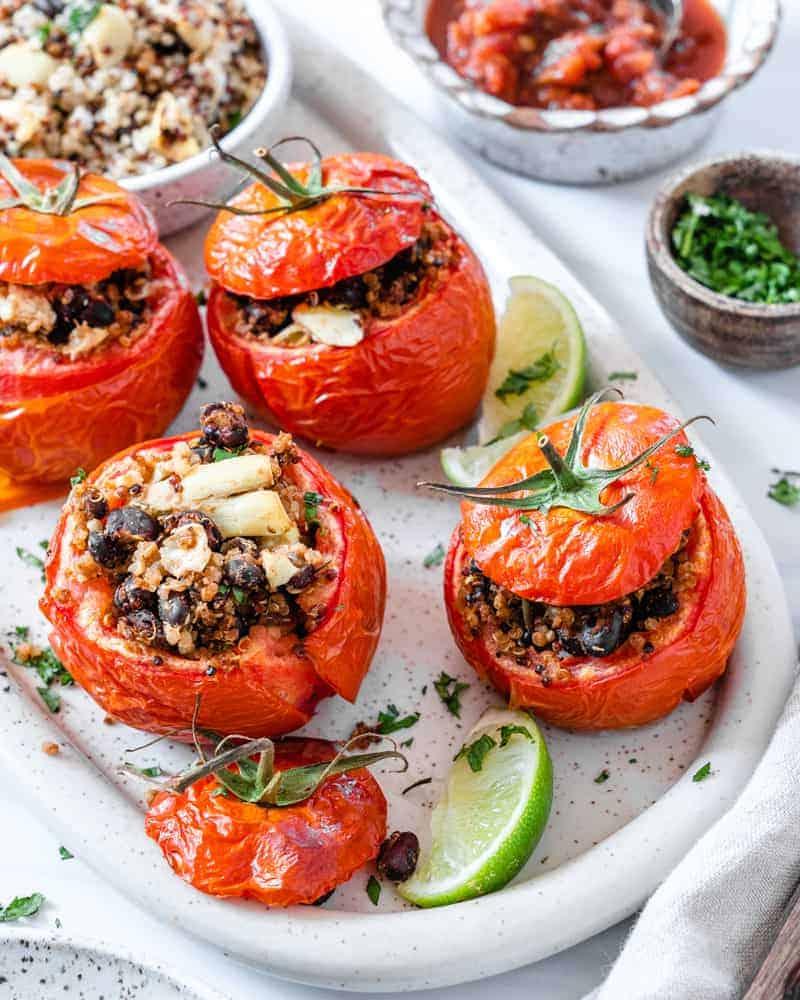 Gefüllte Tomaten 14 Fertige gefüllte Tomaten auf einem weißen Teller vor weißem Hintergrund
