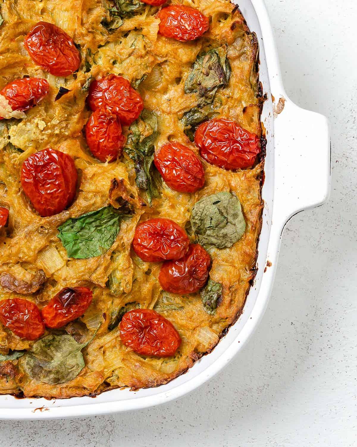 Fertige Vegane Kartoffel-Frittata [Frühstücksauflauf] in einer Auflaufform auf hellem Hintergrund