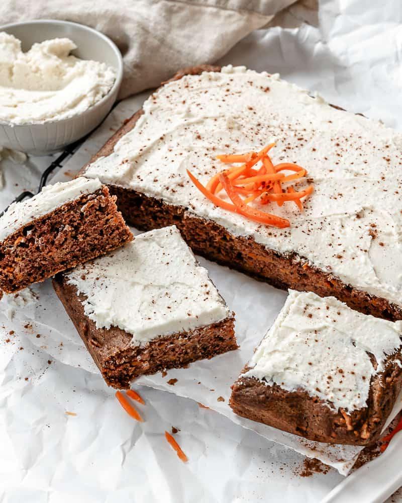 Veganer Karottenkuchen 14 Fertiger veganer Karottenkuchen auf weißer Oberfläche