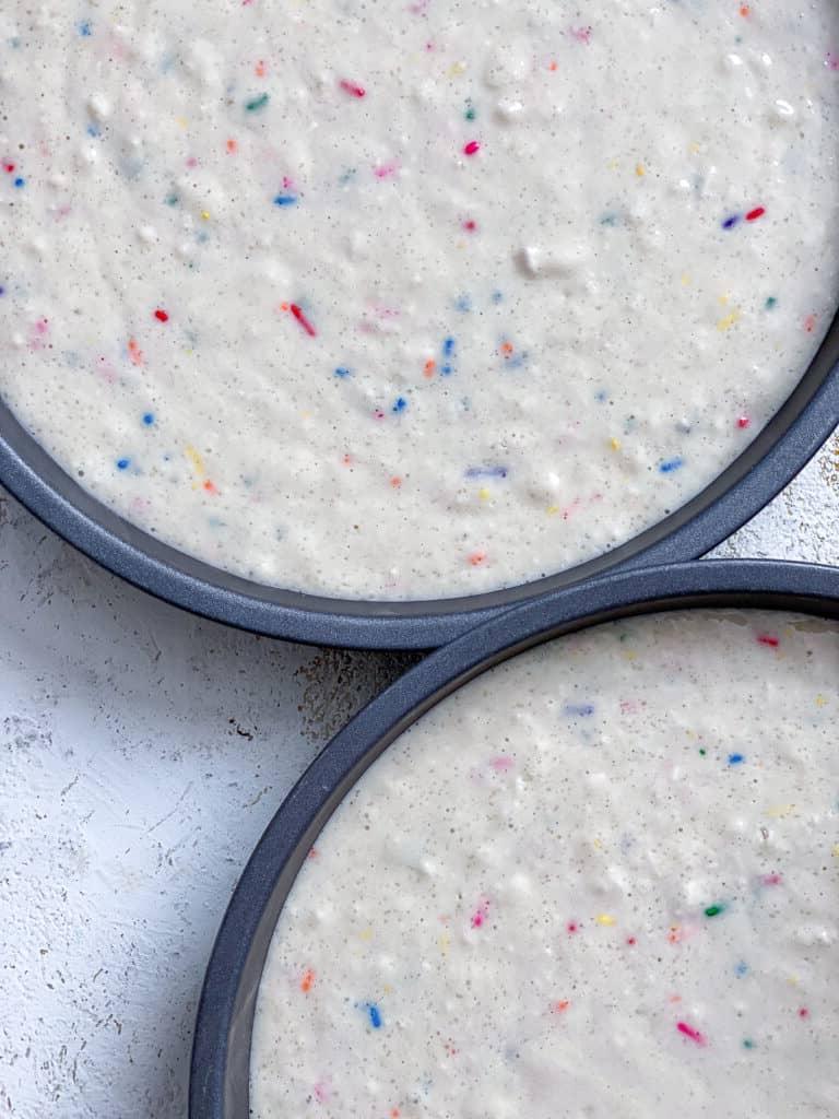 Teig in zwei separaten Kuchenformen