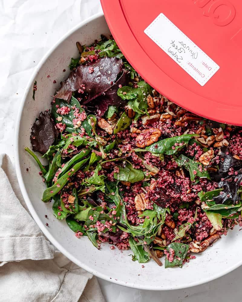 **Gerösteter Rote Bete und Quinoa Salat** 14 Fertig angerichteter Rote Bete Quinoa Salat in einem Aufbewahrungsbehälter