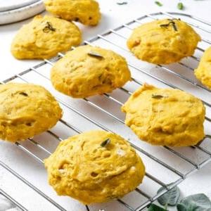 Butternusskürbis-Salbei-Gebäck 14 Fertige Butternut-Kürbis-Salbei-Biscuits auf einem Kuchengitter ausgelegt.