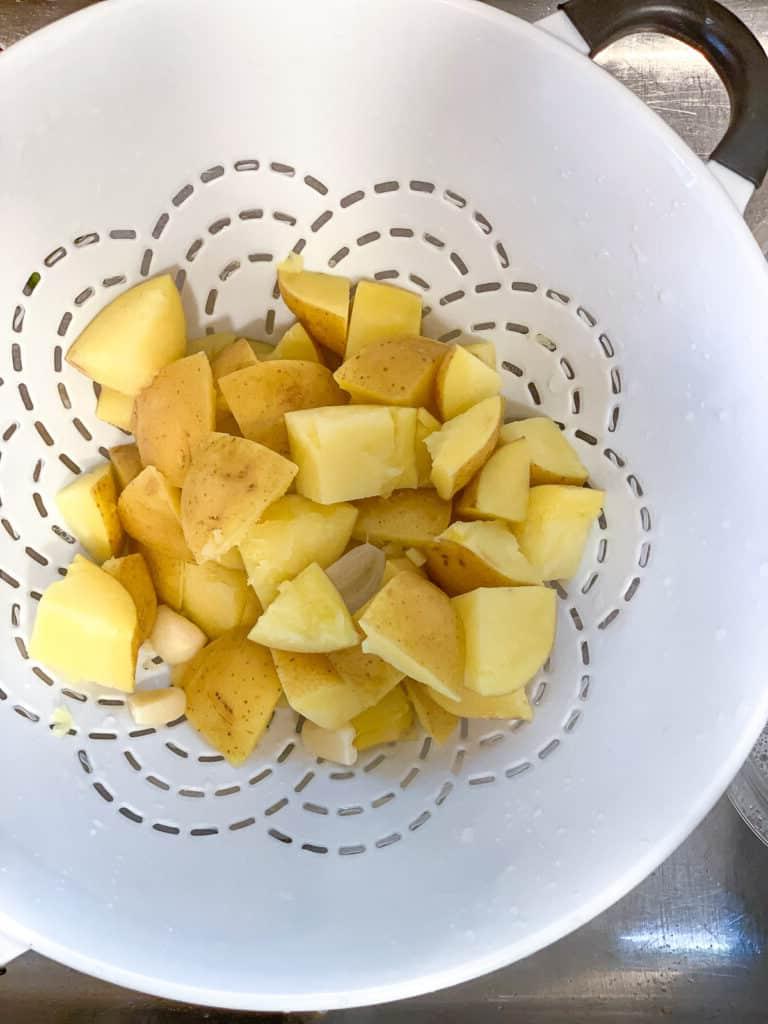 Veganer Linsen-Hirtenkuchen 14 Prozessaufnahme: Wasser von gekochten Kartoffeln abgießen