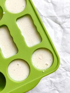 Prozessaufnahme zeigt Eis am Stiel in Formen