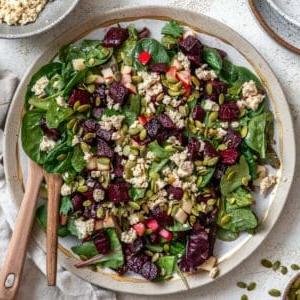 Veganer Gebratener Rote-Bete-Salat (Mit ‘Feta’ und Apfel) 14 Fertiger Veganer Rote Bete Salat (mit ‚Feta‘ und Apfel) auf einem Teller angerichtet