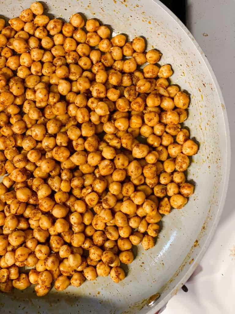 Gesunder Gerösteter Kartoffelsalat 15 Prozessaufnahme: Kichererbsen braten in der Pfanne und werden knusprig