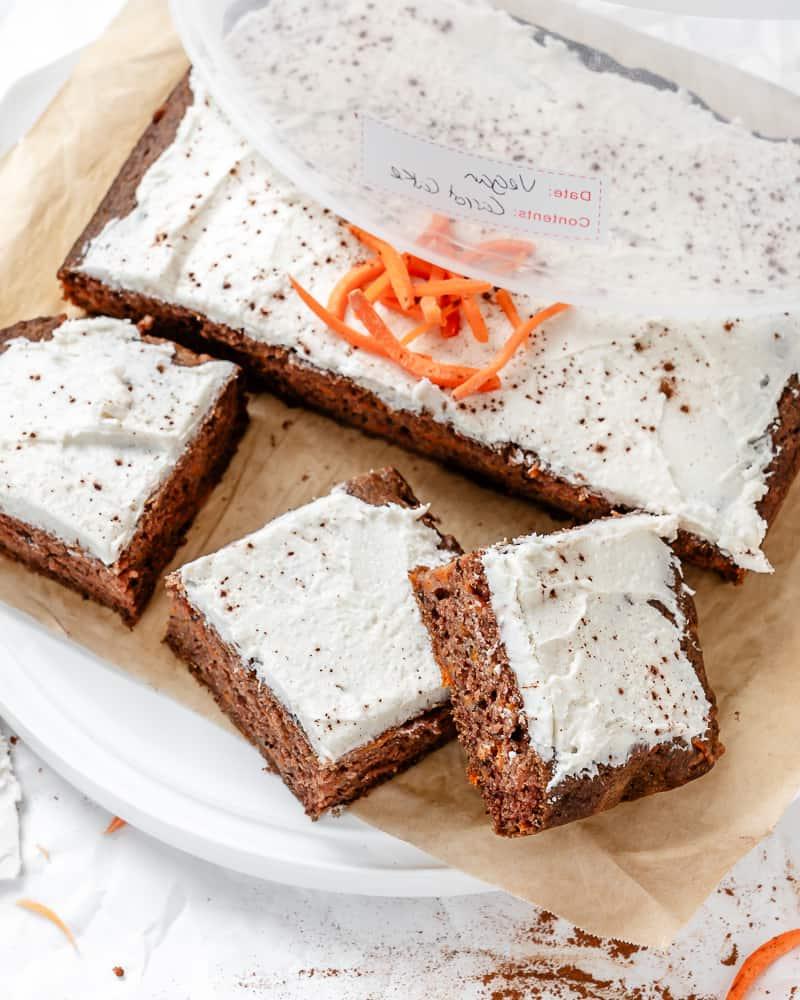 Veganer Karottenkuchen 15 Fertiger veganer Karottenkuchen auf weißer Oberfläche