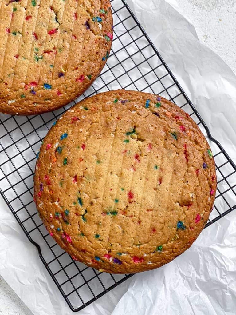 Fertiger Kuchen auf einem Rost