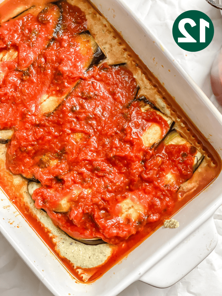 Vegane Auberginenlasagne 15 Zubereitungsschritt: Tomatensauce zur Backform hinzugefügt