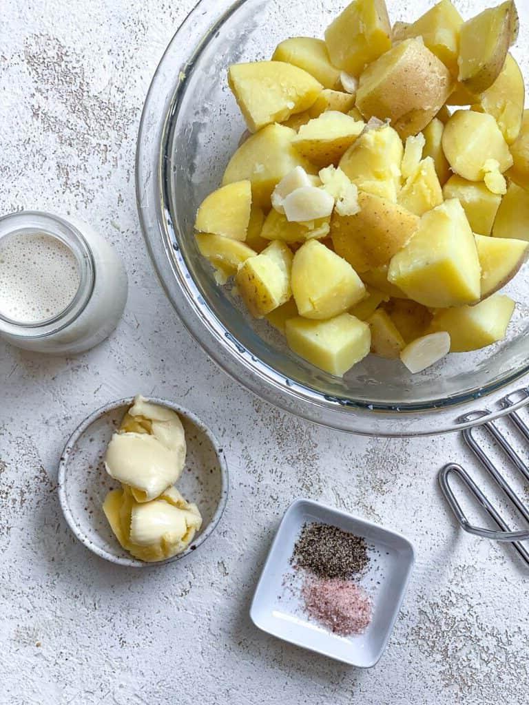 Veganer Linsen-Hirtenkuchen 15 Zutaten für das Kartoffelpüree: Gekochte Kartoffeln, pflanzliche Milch und vegane Butter in einer Schüssel