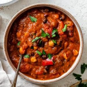 fertiges Veganes Kürbis-Chili [Herd + Slow Cooker] auf einer weißen Oberfläche