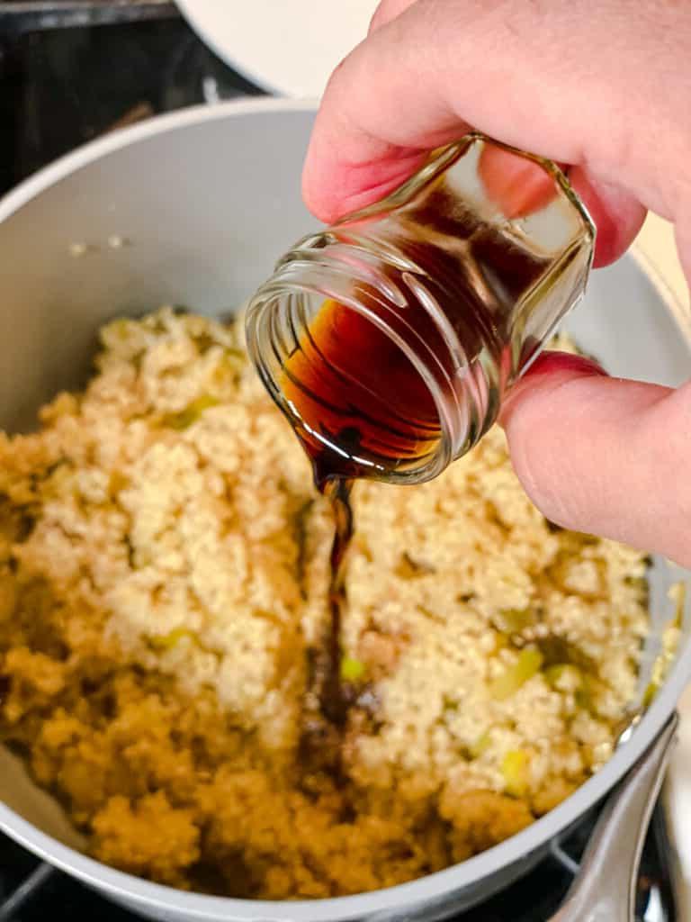 Gesunde Quinoa Gemüse-Bowl 15 Verarbeitungsschritt: Essig in Topf geben