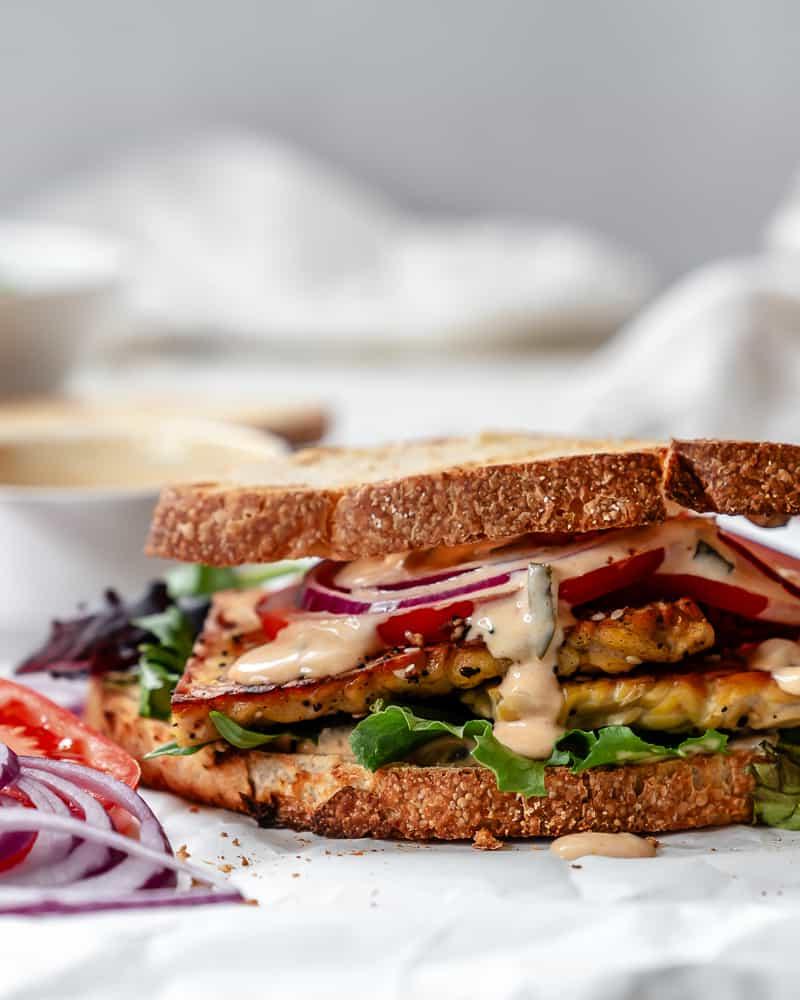 Tempeh-Sandwich 15 Fertiges Tempeh Sandwich auf weißer Oberfläche