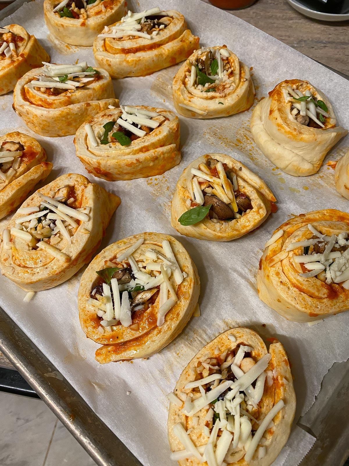 Vegane Pizzaröllchen 15 pre-baked pizza rolls on a bakcing sheet