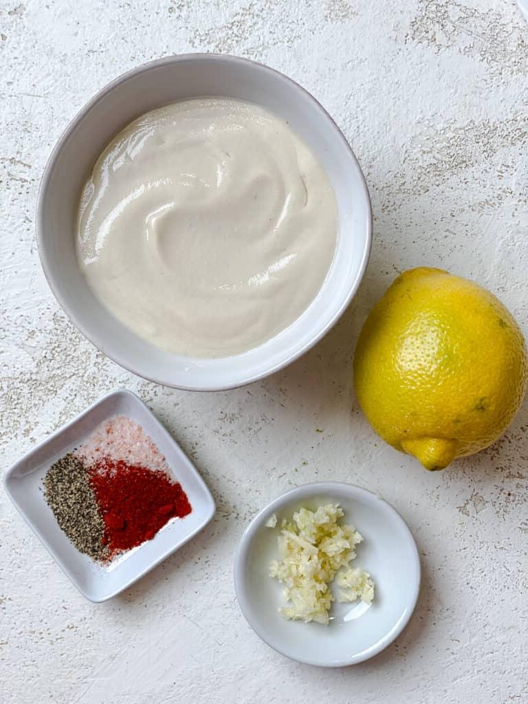 Gesunder Gerösteter Kartoffelsalat 16 Zutaten für die Rauchpaprika-Aioli, abgemessen auf einer weißen Oberfläche