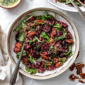 **Gerösteter Rote Bete und Quinoa Salat** 16 Fertig angerichteter Rote Bete Quinoa Salat auf einem Teller