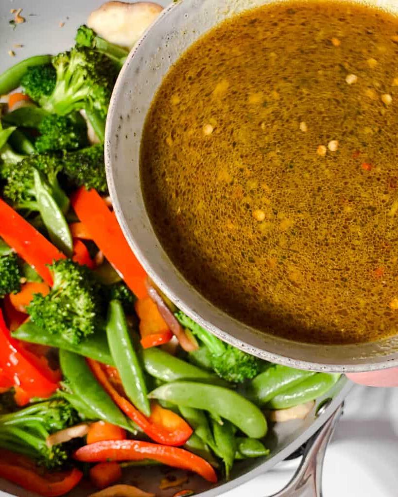 Einfaches Wok-Gemüse 16 Prozessaufnahme des Hinzufügens von Dressing zur Pfanne
