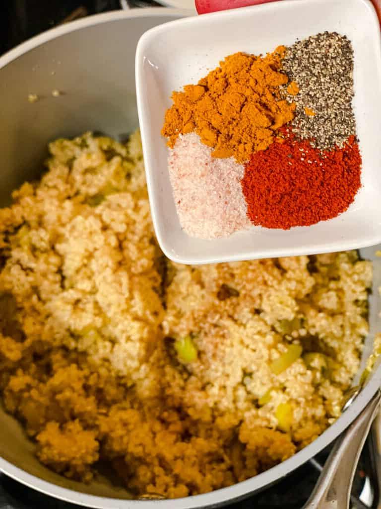 Gesunde Quinoa Gemüse-Bowl 16 Verarbeitungsschritt: Gewürze in Topf geben