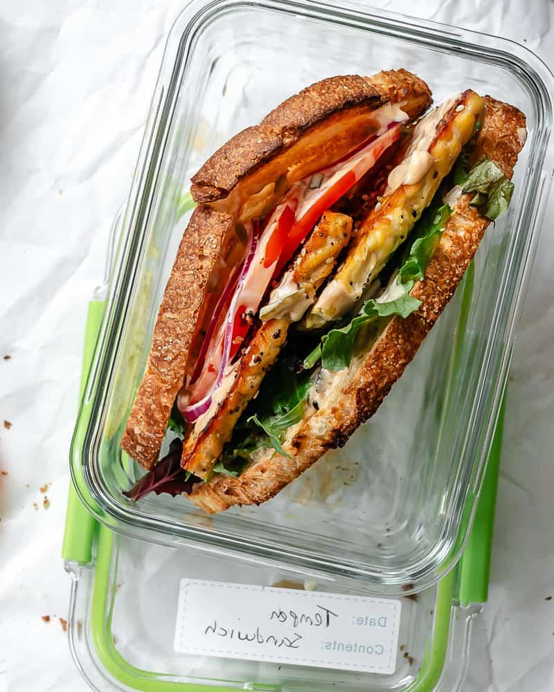 Tempeh-Sandwich 16 Fertiges Tempeh Sandwich in einer Aufbewahrungsbox