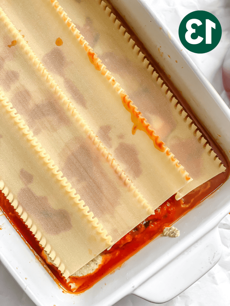 Vegane Auberginenlasagne 16 Zubereitungsschritt: Lasagneplatten zur Backform hinzugefügt