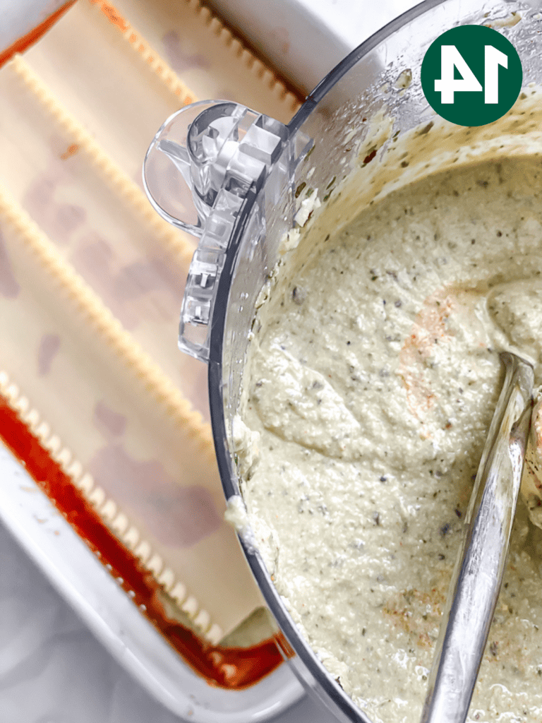 Vegane Auberginenlasagne 17 Zubereitungsschritt: Ricotta zur Backform hinzugefügt