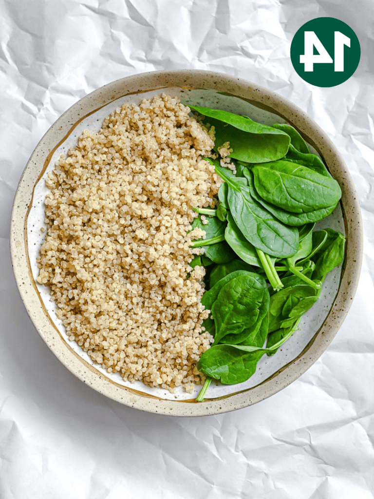 Arbeitsschritt: Blattgemüse und Quinoa in Schüssel
