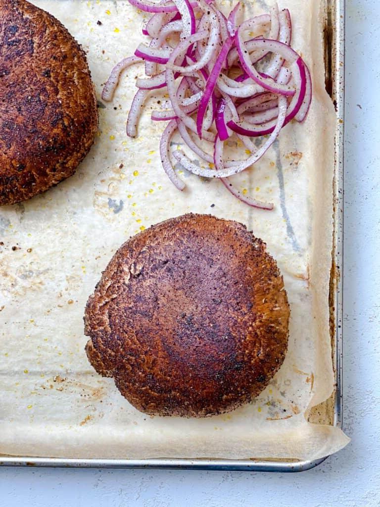 Portobello-Pilz-Sandwich mit Kaffee-Rub 17 Nach dem Backen Pilze auf Backblech
