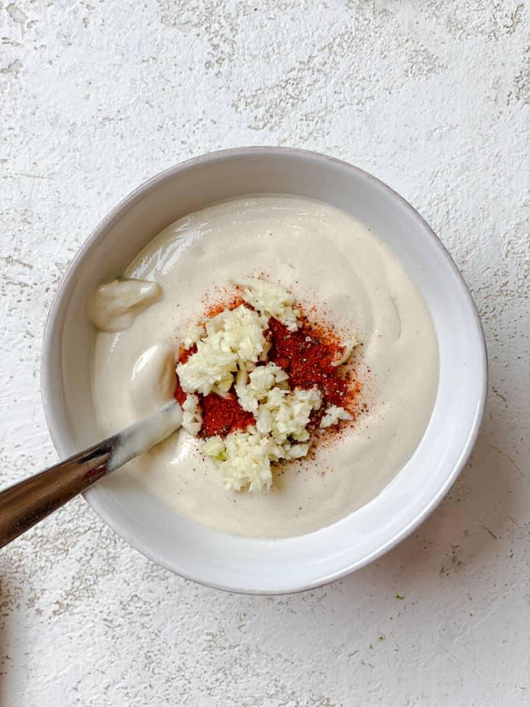 Gesunder Gerösteter Kartoffelsalat 17 Prozessaufnahme: Zutaten für die Aioli werden in einer Schüssel miteinander vermischt