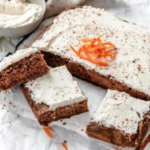 Veganer Karottenkuchen 17 Fertiger veganer Karottenkuchen auf weißer Oberfläche