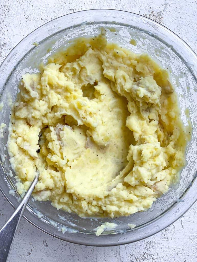 Veganer Linsen-Hirtenkuchen 17 Fertiges, gestampftes Kartoffelpüree in einer Schüssel