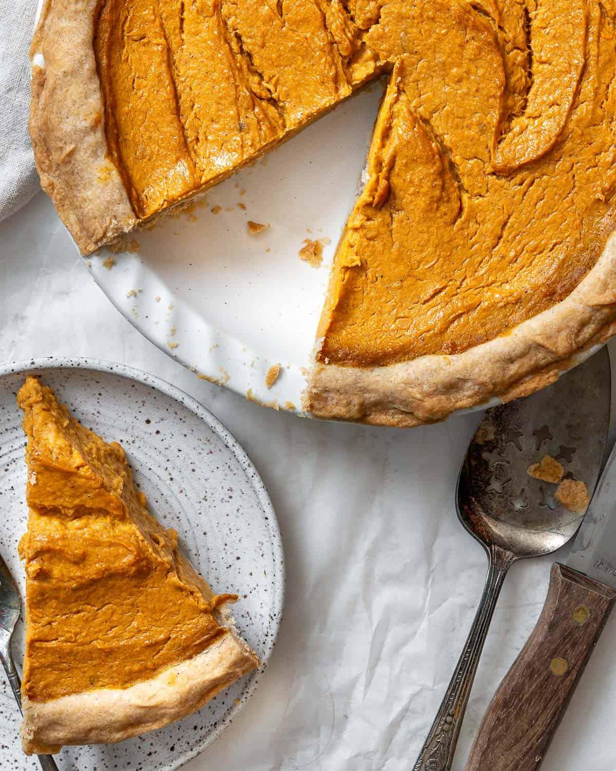 Veganer Süßkartoffelkuchen 17 Fertiger veganer Süßkartoffel-Kuchen vor einem weißen Hintergrund