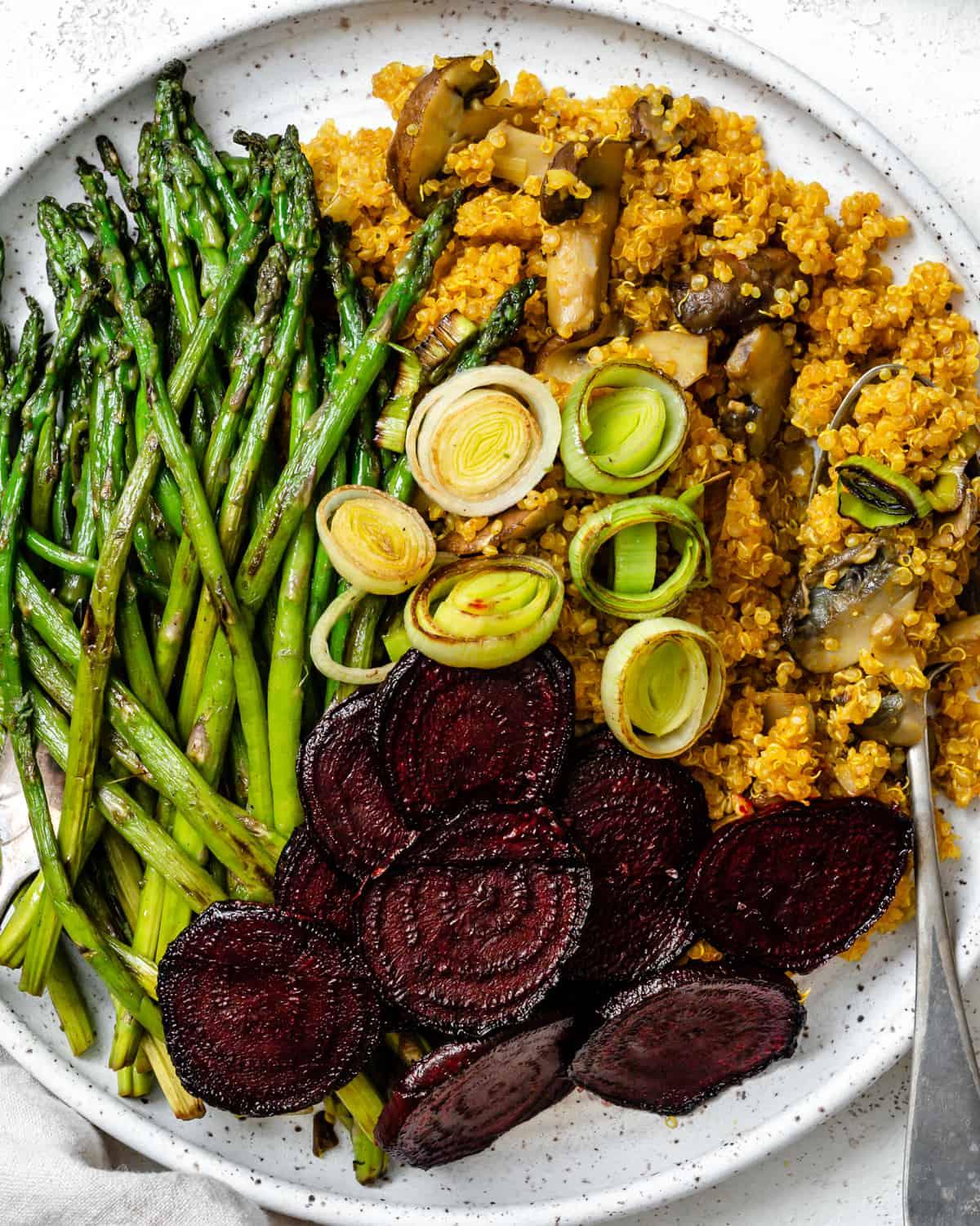 Gesunde Quinoa Gemüse-Bowl 17 Fertige gesunde Quinoa-Gemüse-Bowl auf einer weißen Oberfläche angerichtet