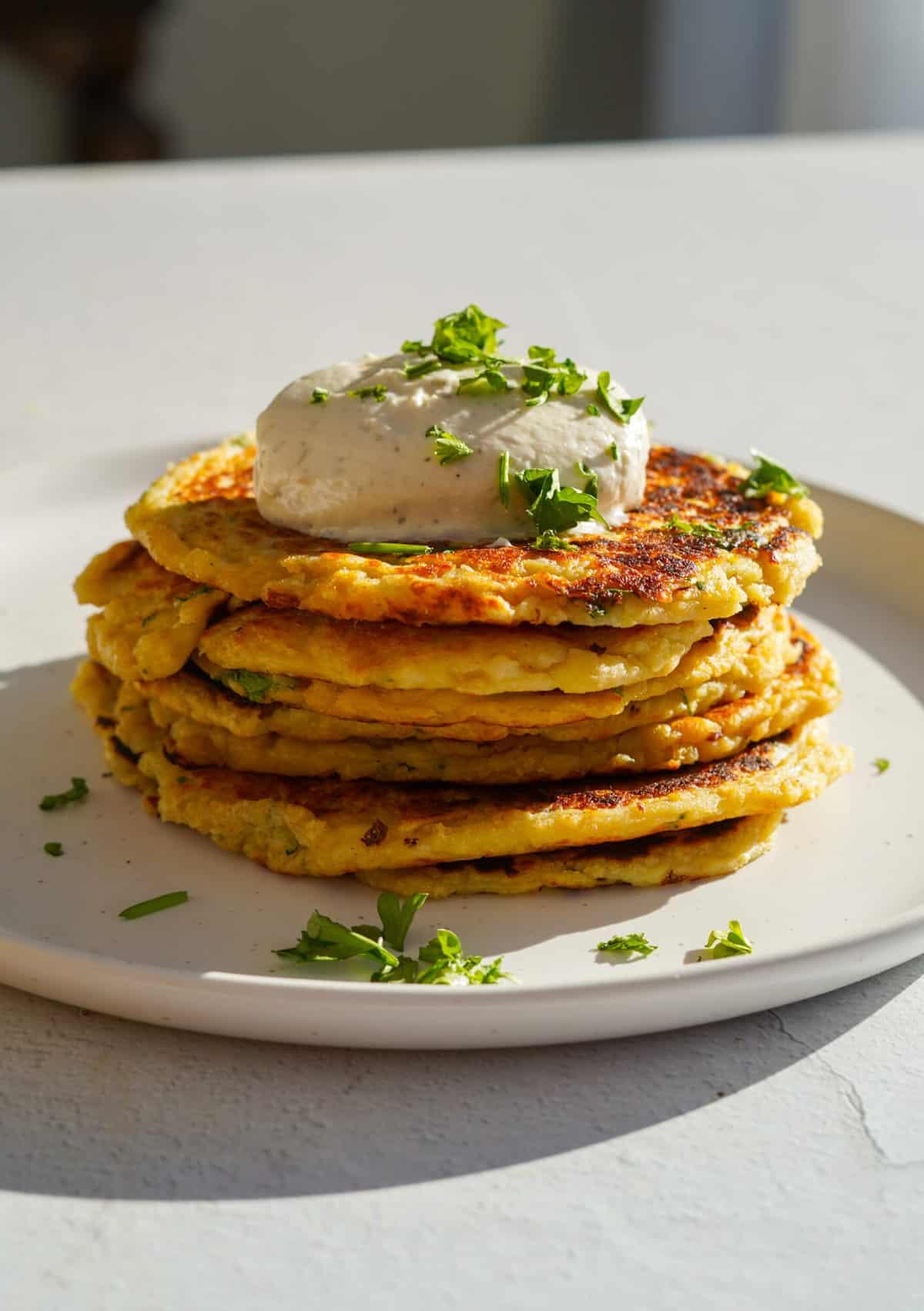 30 einfache vegane Kartoffelrezepte 18 Fertiger Kartoffelpuffer auf einer weißen Platte