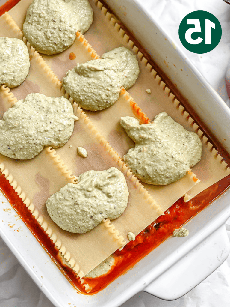 Vegane Auberginenlasagne 18 Zubereitungsschritt: Ricotta zur Backform hinzugefügt