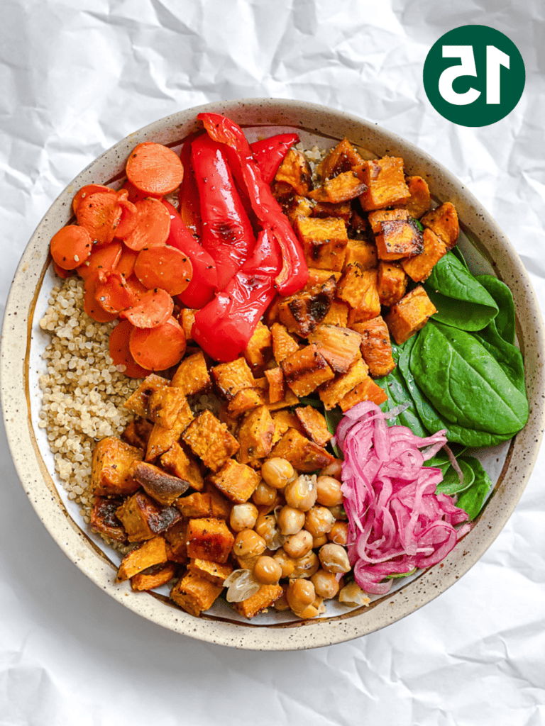 Fertig gestellte Süßkartoffel-Quinoa-Bowl in einer Schüssel