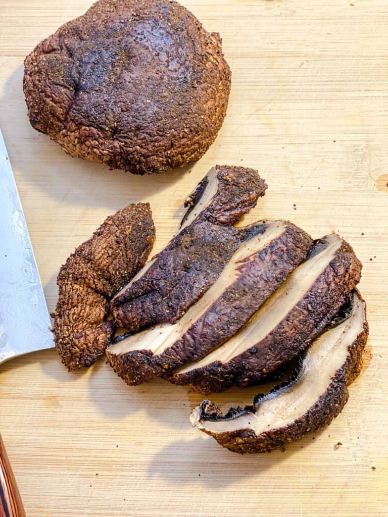 Portobello-Pilz-Sandwich mit Kaffee-Rub 18 Prozessaufnahme: Pilze werden in Streifen geschnitten